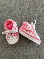 Neu gehäkelte Baby-Converse für warme Füsschen