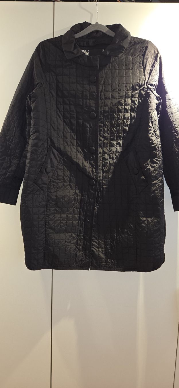 Max Mara Cappotti: Schwarze Steppjacke Weekend MaxMara Gr. 40/42  – Nuovo (secondo la descrizione) da Busswil BE venduto da Angy1974