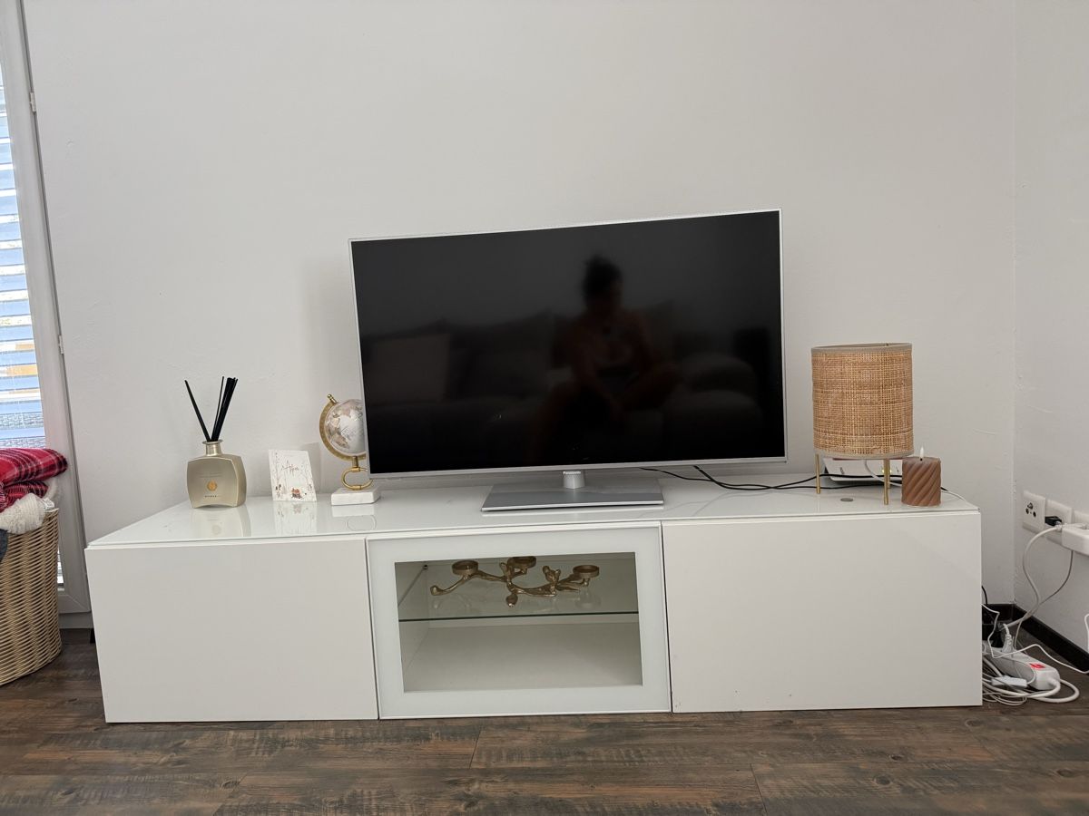 Ikea TV Möbel: TV-Kommode (IKEA Bestå Stil) – Gebraucht aus Bassersdorf von les_fw2p