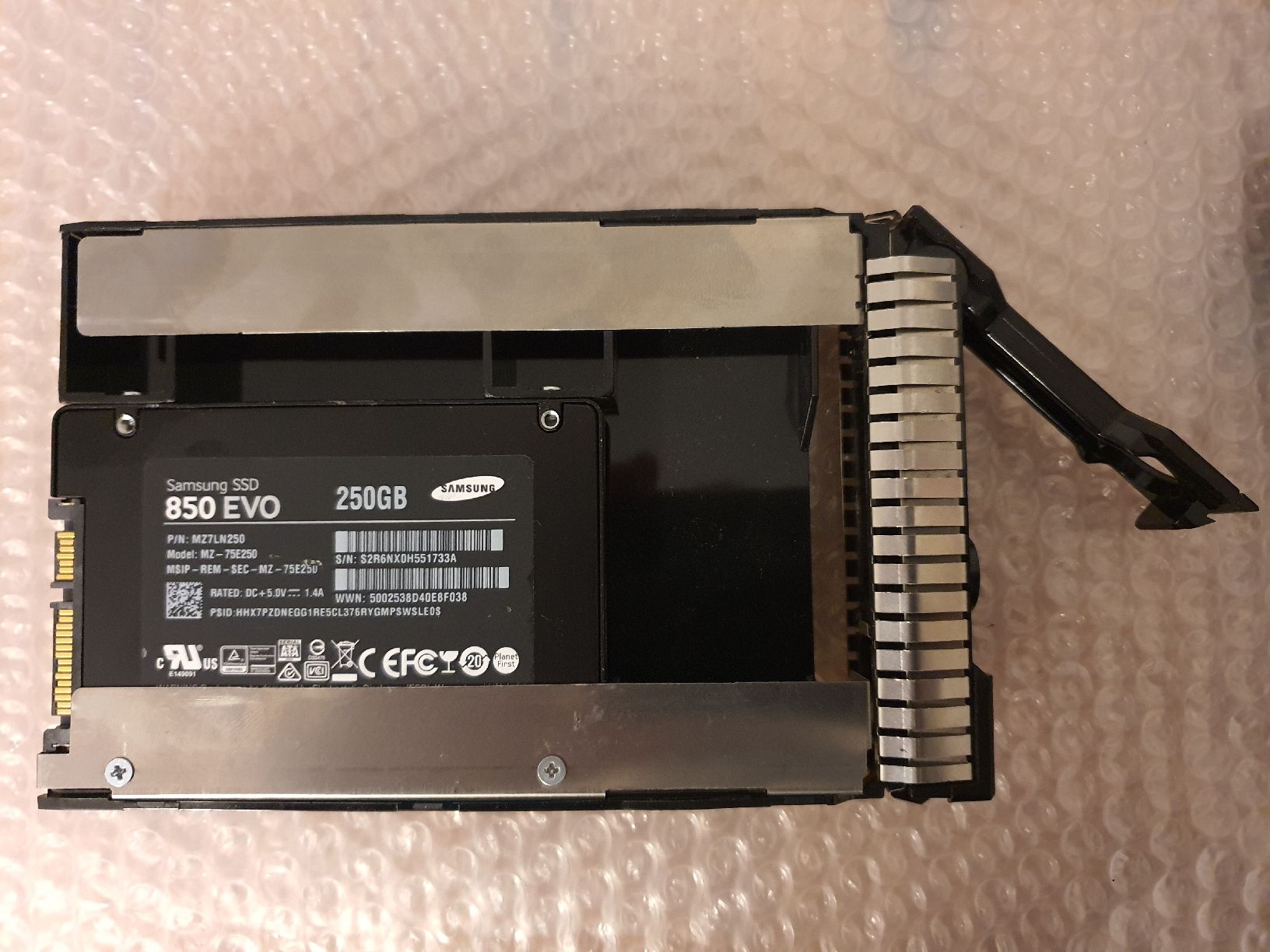Hewlett Packard Server: HP 3.5" caddy with SSD 250GB for ProLiant Gen8 – Gebraucht aus La Tour-de-Peilz von Gbes 2