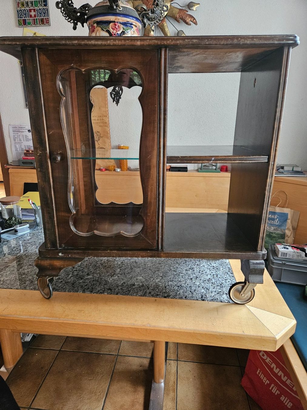 Carrelli di servizio: Antiker Servierwagen mit Vitrine auf Rollen – Usato da Altstätten SG venduto da Gartenmeister60
