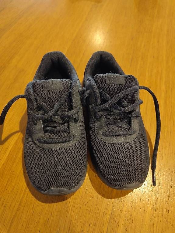 Chaussures garçon: Chaussures Nike enfants  – D'occasion à Brent par verbouxjeremy 1