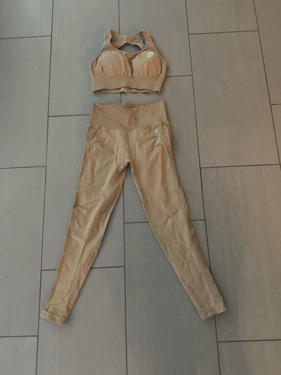 Lotti di vestiti: Sport BH und Leggings – Usato da Buchs AG venduto da stomacii