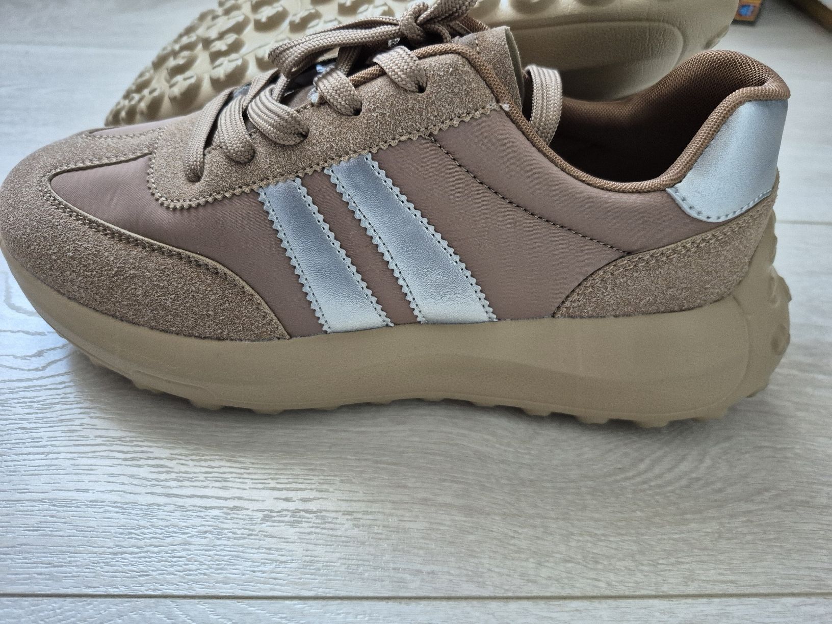 Shein Damenschuhe: Baskets mode dcontractees femmes beige taille 40 neuves – Neu und originalverpackt aus Villars-sur-Glâne von snacks01