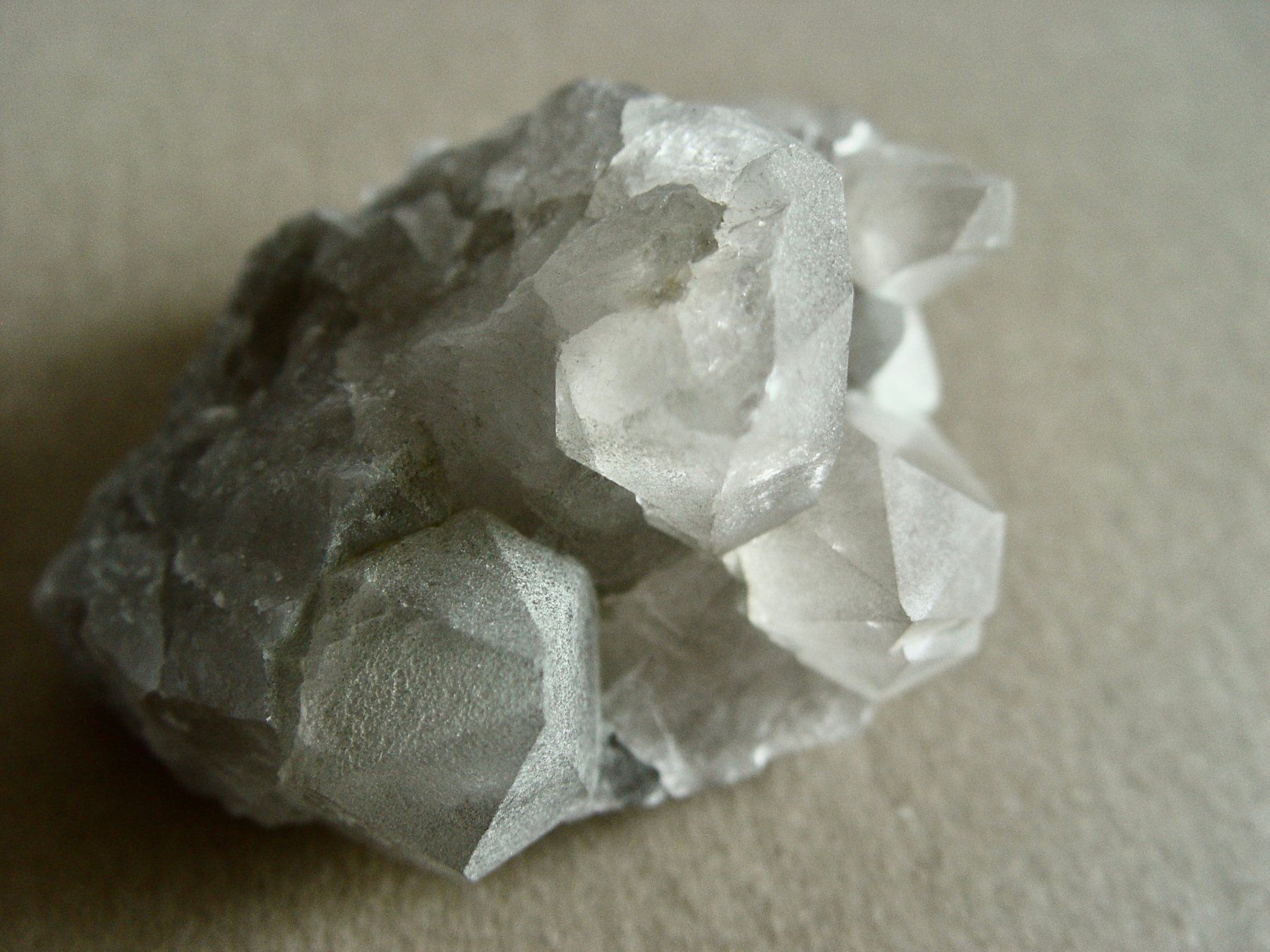 Minerali & Pietre curative: Mineral (Quarz) – Usato da Henggart venduto da gernli