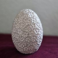 Osterei mit Blumenmuster, Dekoration für den Frühling