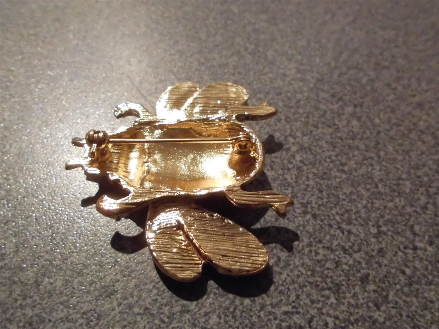 Broches & Aiguilles: Brosche Fliege, goldfarbig/orange – Neuf avec emballage d'origine à Zürich par abraxas1291 1