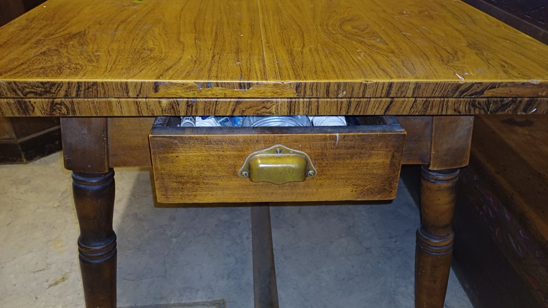 Credenze: Nussbaum Buffet, Tisch, Bank, 2 Stabellen – Usato da Rafz venduto da hofgut 6