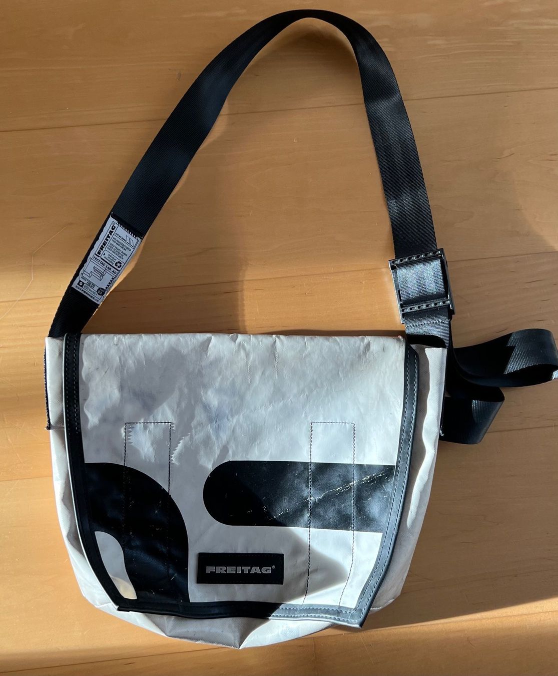 Freitag Borse: Freitag Tasche Weiss – Usato da Cham venduto da Tibner