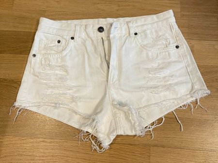 Weisse Sommer-Shorts mit Fransen, Grösse 38 (eher 36)