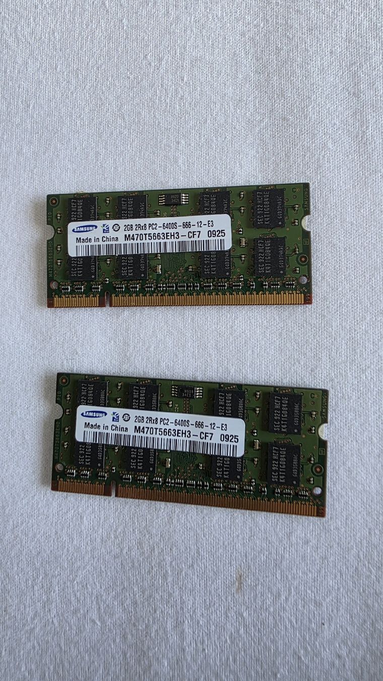 Samsung Memoria / RAM: Arbeitsspeicher 2x 2 GB – Usato da Dübendorf venduto da Jolenia