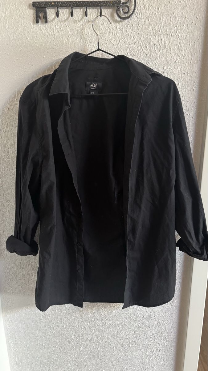 Camicie: Schwarzes Hemd  – Usato da Roggwil BE venduto da R..
