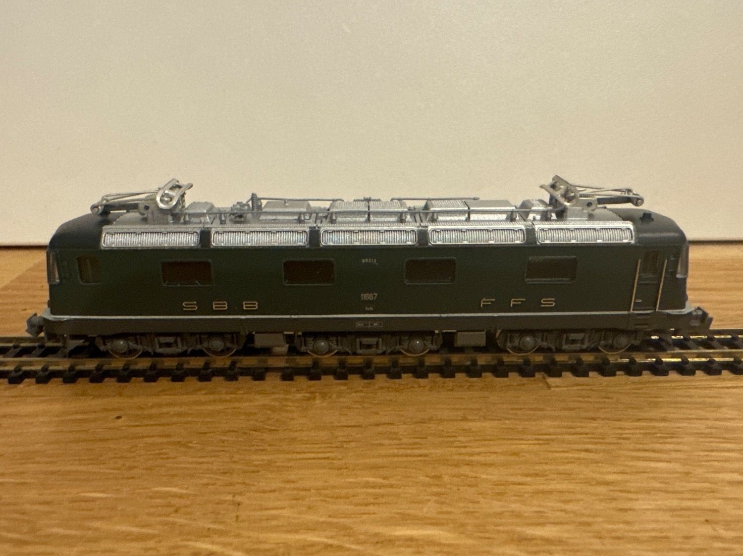 Hobbytrain Modellini di ferrovie: Hobbytrain 1101 Re 6/6 SBB 11667 "Bodio" – Nuovo e nell'imballaggio originale da Schlierbach venduto da Look8