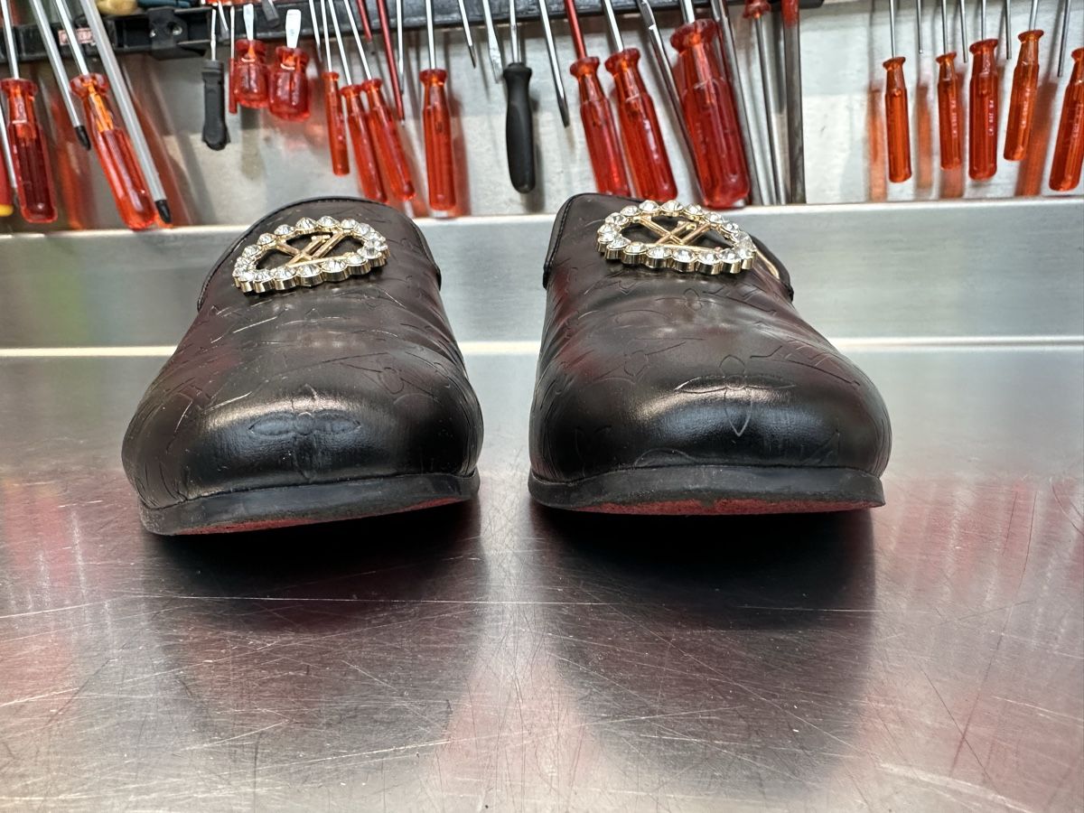 Louis Vuitton Chaussures hommes: Louis Vuitton schwarz mit Schmuckstein – D'occasion à Schwende par weesli 9