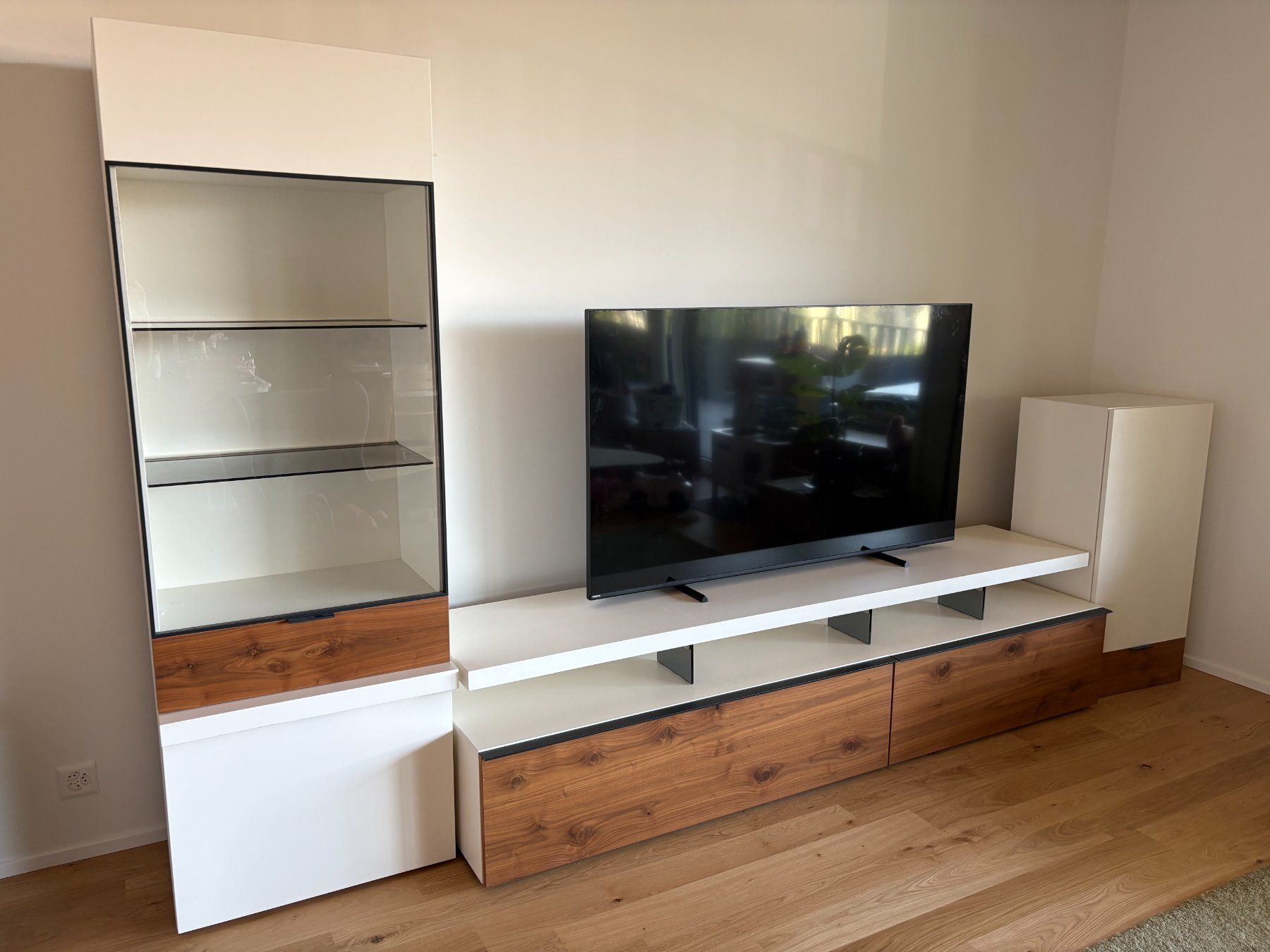 Mobili TV: Wohnwand Möbel Egger mit LED-Vitrine – Usato da Rombach venduto da lucamattei 1