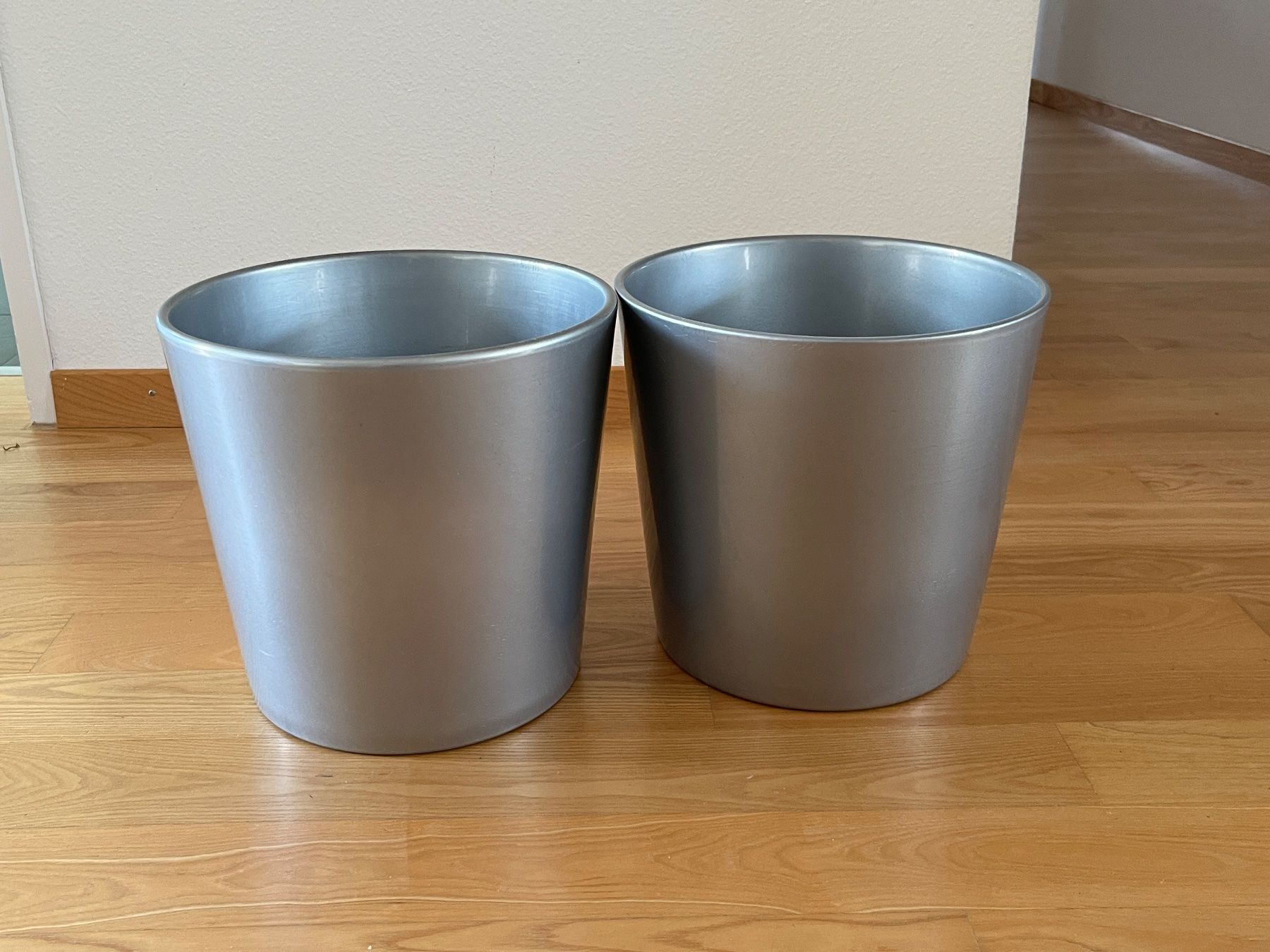 Blumentöpfe: 2 grosse silbrige Übertöpfe – Gebraucht aus Baar von Aatina