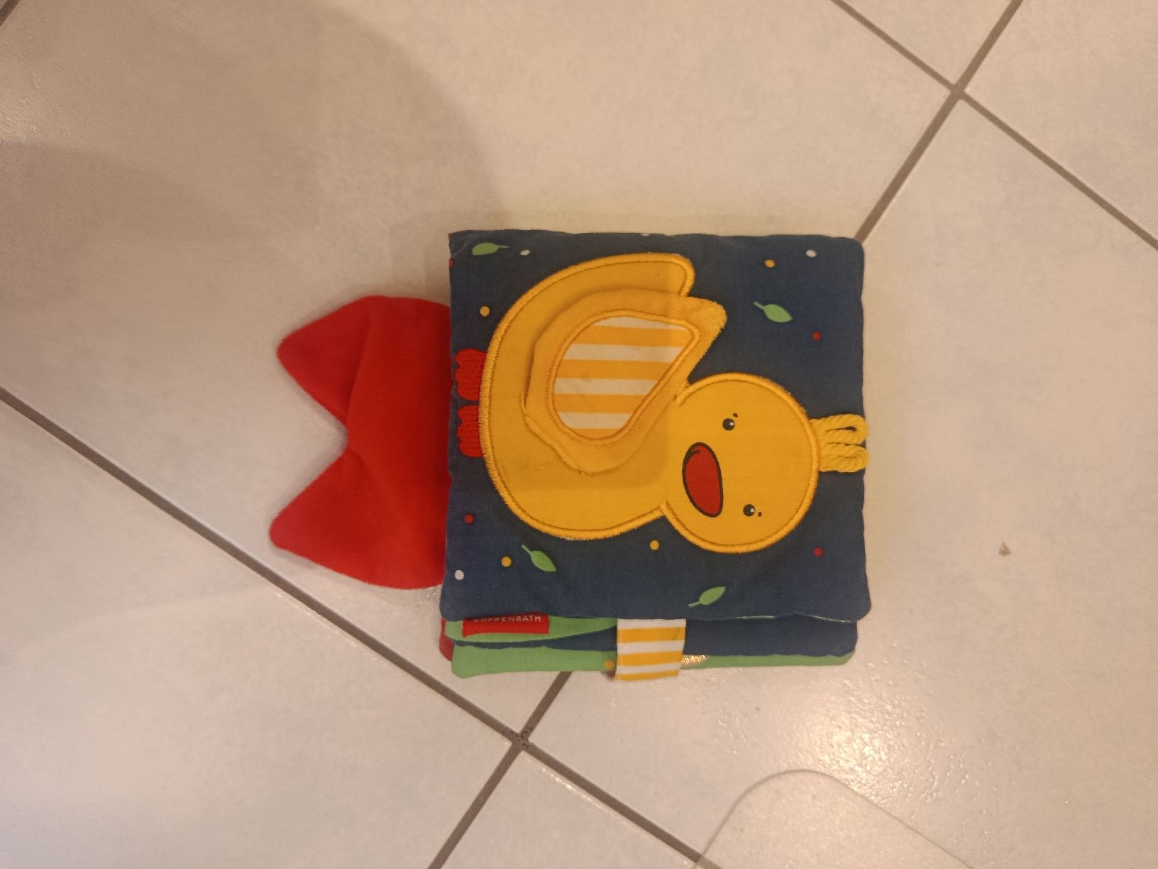 Livres: Baby Buch aus Stoff – D'occasion à Alterswil FR par Bhoerler