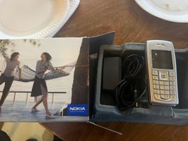 Nokia Mobiltelefon mit Ladekabel in Originalverpackung