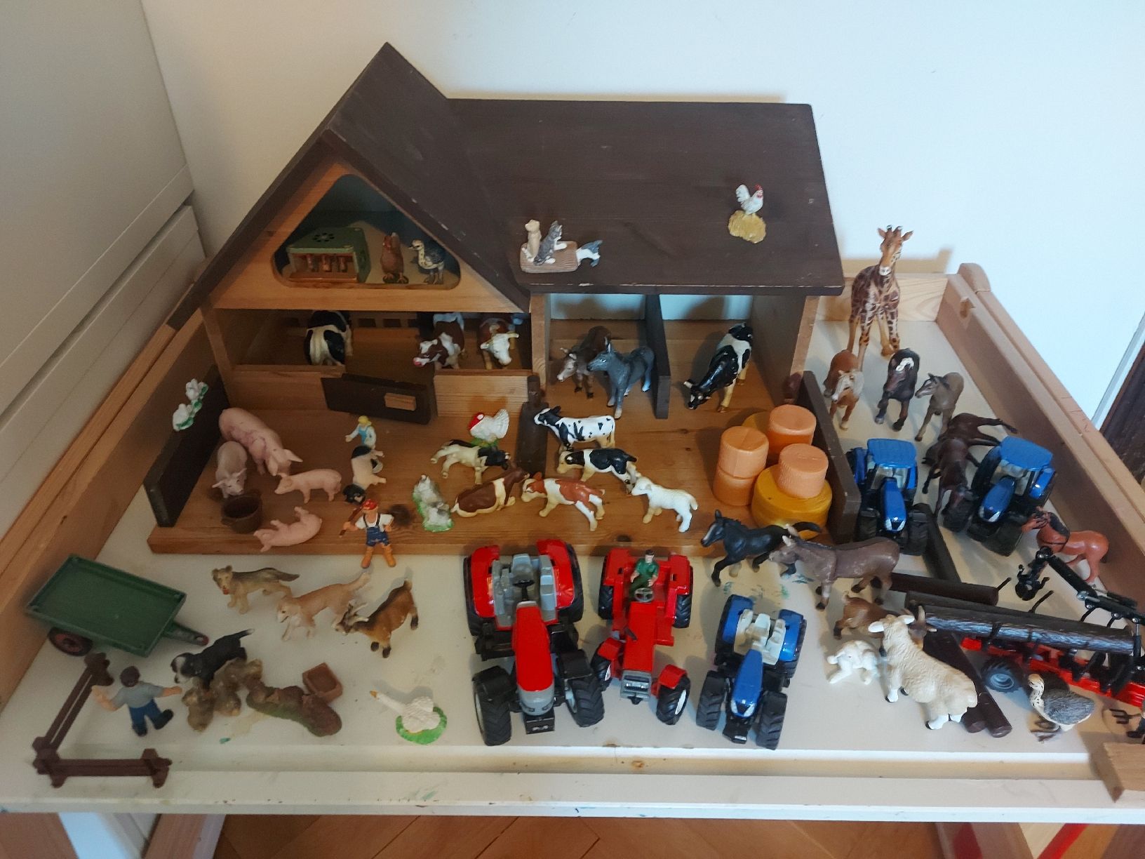 Casette per bambini: Farm playset with animals and vehicles, complete set – Usato da Luzern venduto da pad_8slm
