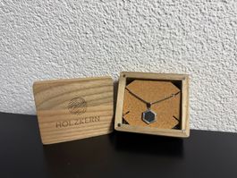 Holzkern Axis Halskette