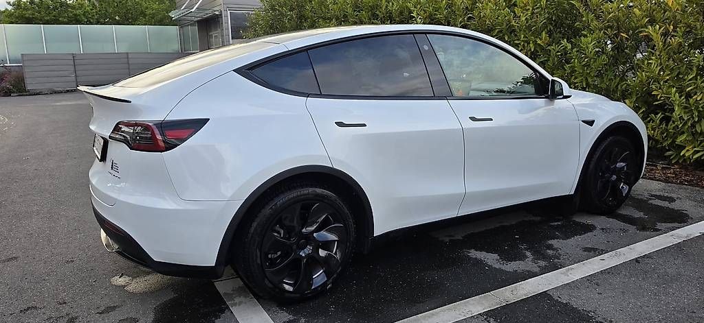 Automobili: Tesla Model Y Long Range AWD  Boost  Attelage  Garantie – Usato da Neuchatel venduto da d.holliday 4