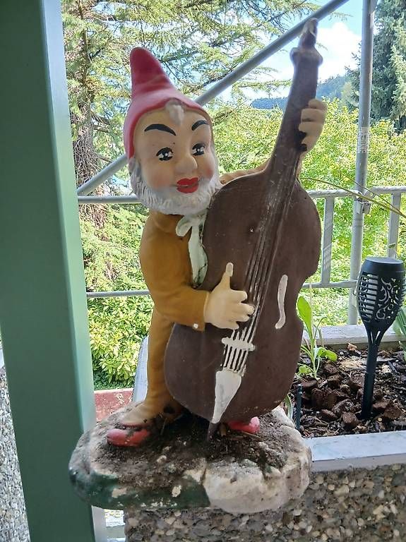 Statuette: Gartenzwerg mit Kontrabass – Usato da Langnau am Albis venduto da Alhambra1976 1