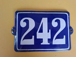 Hausnummer 242 blau emailliert guter Zustand