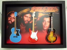 Bild BEE GEES, 3 Stk.Modell Gitarren, Unikat (B.50cmxH.37cm)