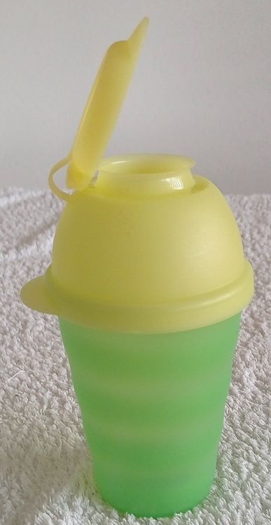 Tupperware Shaker Trink Becher 330ml mit Deckel grün gelb Kaufen auf