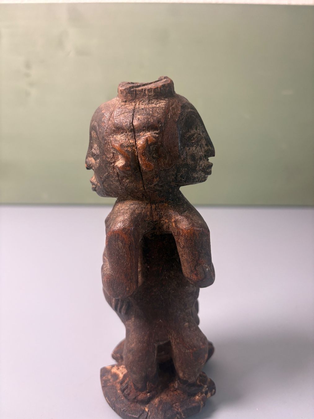 Sculture & Statue: Afrikanische Holzfigur mit geschnitztem Hocker – Usato da Otelfingen venduto da Yossi-68 4