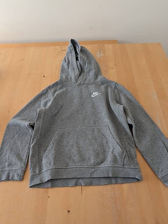 Nike Maglioni & Felpe: Nike Kapuzen Pullover Grösse 137-147 – Usato da Schinznach-Dorf venduto da StoepfiR