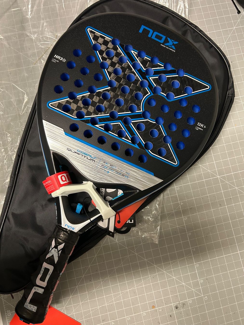 Racchette: NOX Quantum 12K Cobalt - neues Padelracket! – Nuovo e nell'imballaggio originale da Winterthur venduto da PalarPinoPadel 1