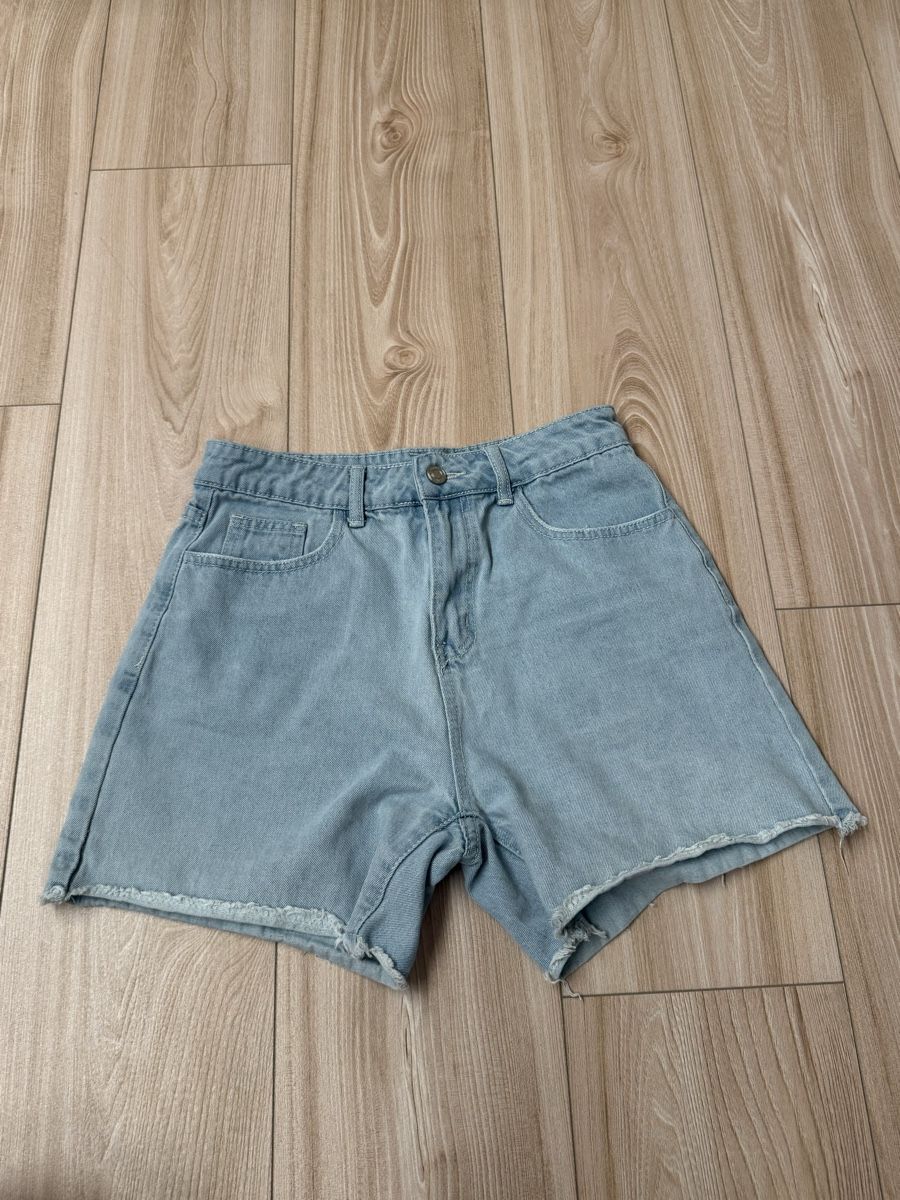 Hosen: Jeans-Shorts Damen hellblau  – Gebraucht aus Otelfingen von Holili