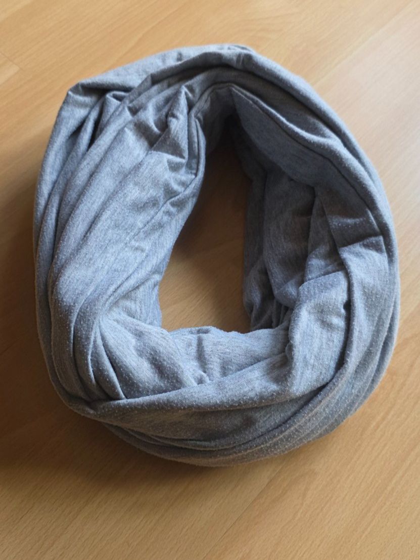 Foulards, Tücher & Schals: Trendiger Loop Schal, hellgrau, super Zustand – Gebraucht aus Niederbipp von Tamara15101995