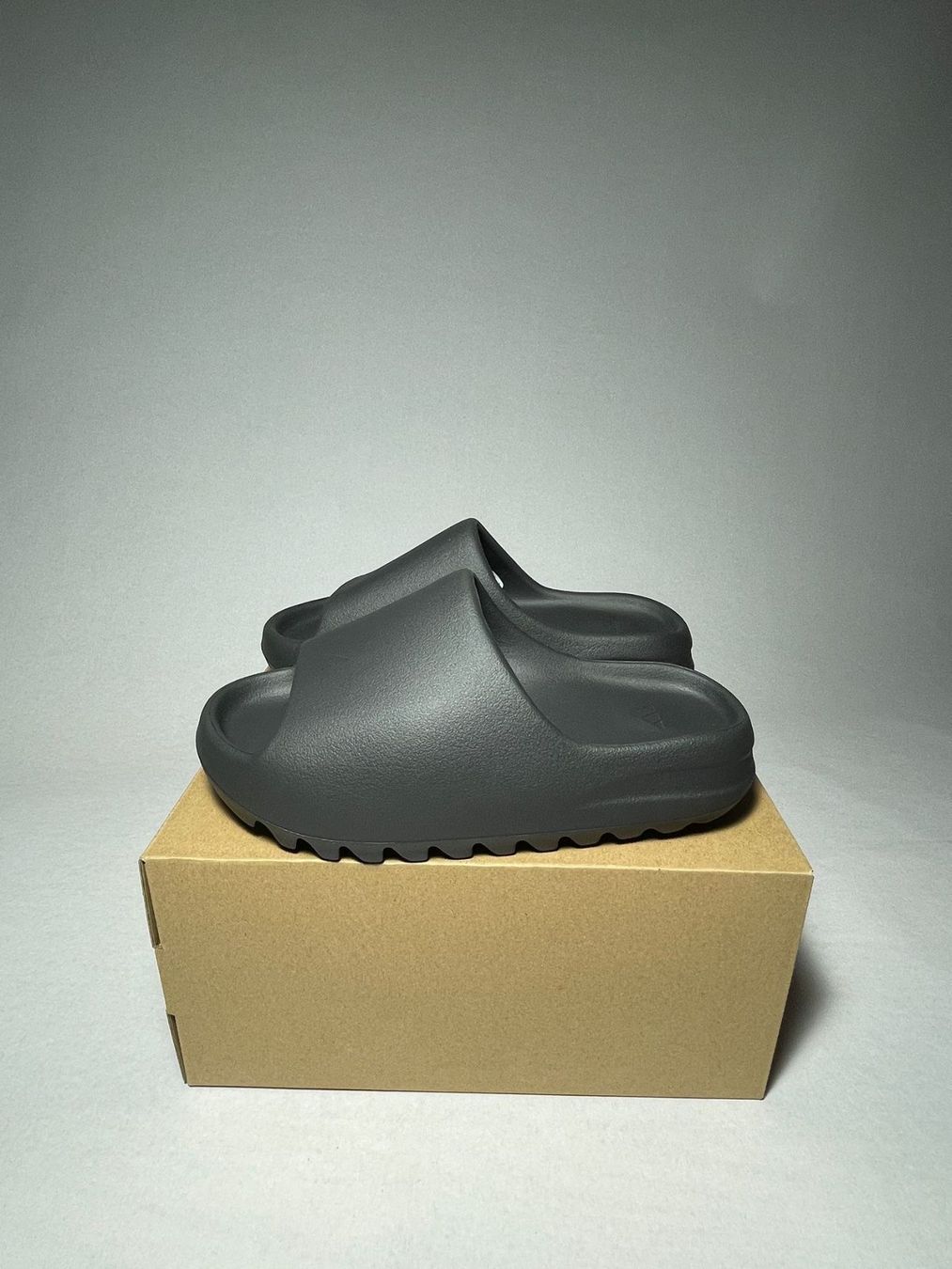 Adidas Scarpe da uomo: Adidas Yeezy Slide Onyx 38 – Nuovo e nell'imballaggio originale da Freidorf TG venduto da kickznlacez
