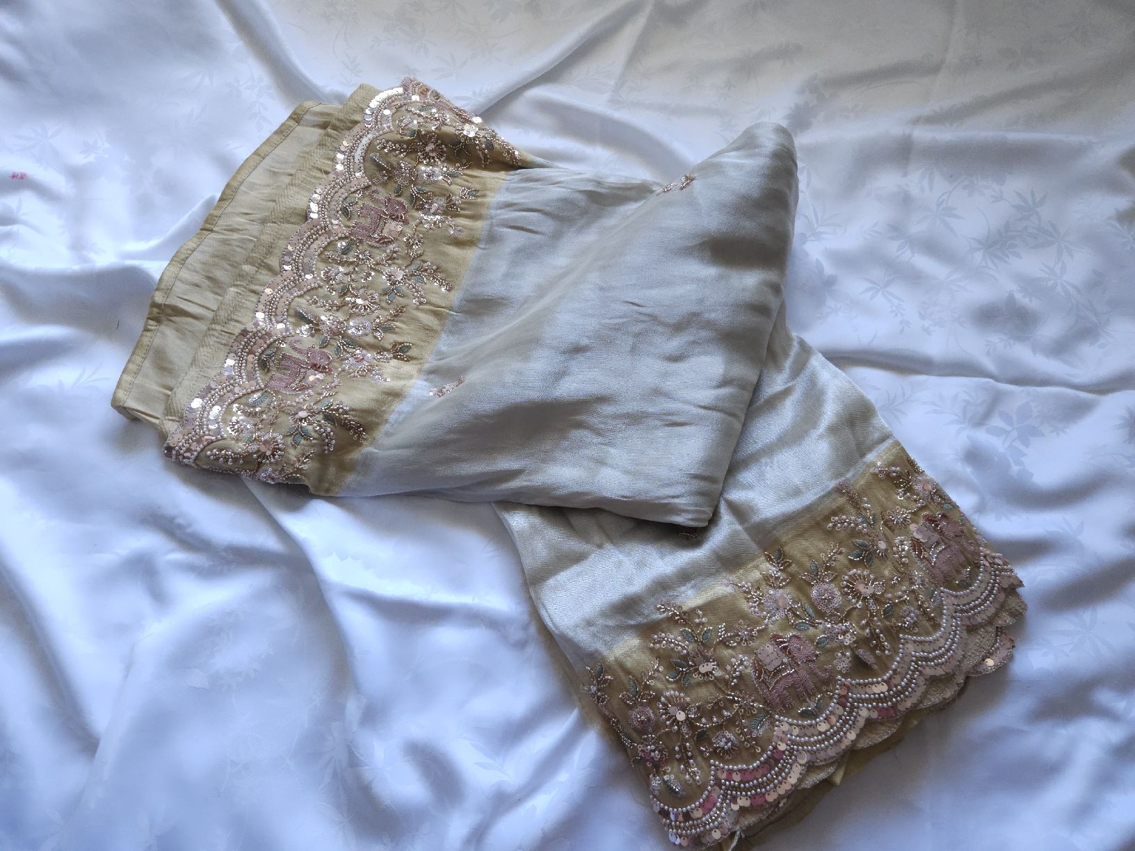 Vestiti: Gold saree with embroidery NEW – Nuovo e nell'imballaggio originale da Les Acacias venduto da minnie6 4
