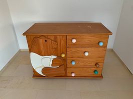 Kinderschrank voll Holz