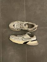 baskets Nike modèle V2K Run blanc metallic