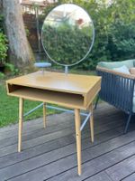 Freistehender Schminktisch aus Holz mit Spiegel