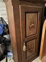 Antikerschrank aus Holz mit Blumenmotiv akzeptabler Zustand