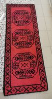 Roter Läufer mit schwarzem Muster, gut erhalten, dick, weich