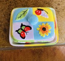Butterdose Keramik bunt mit Blumen und Schmetterlingen