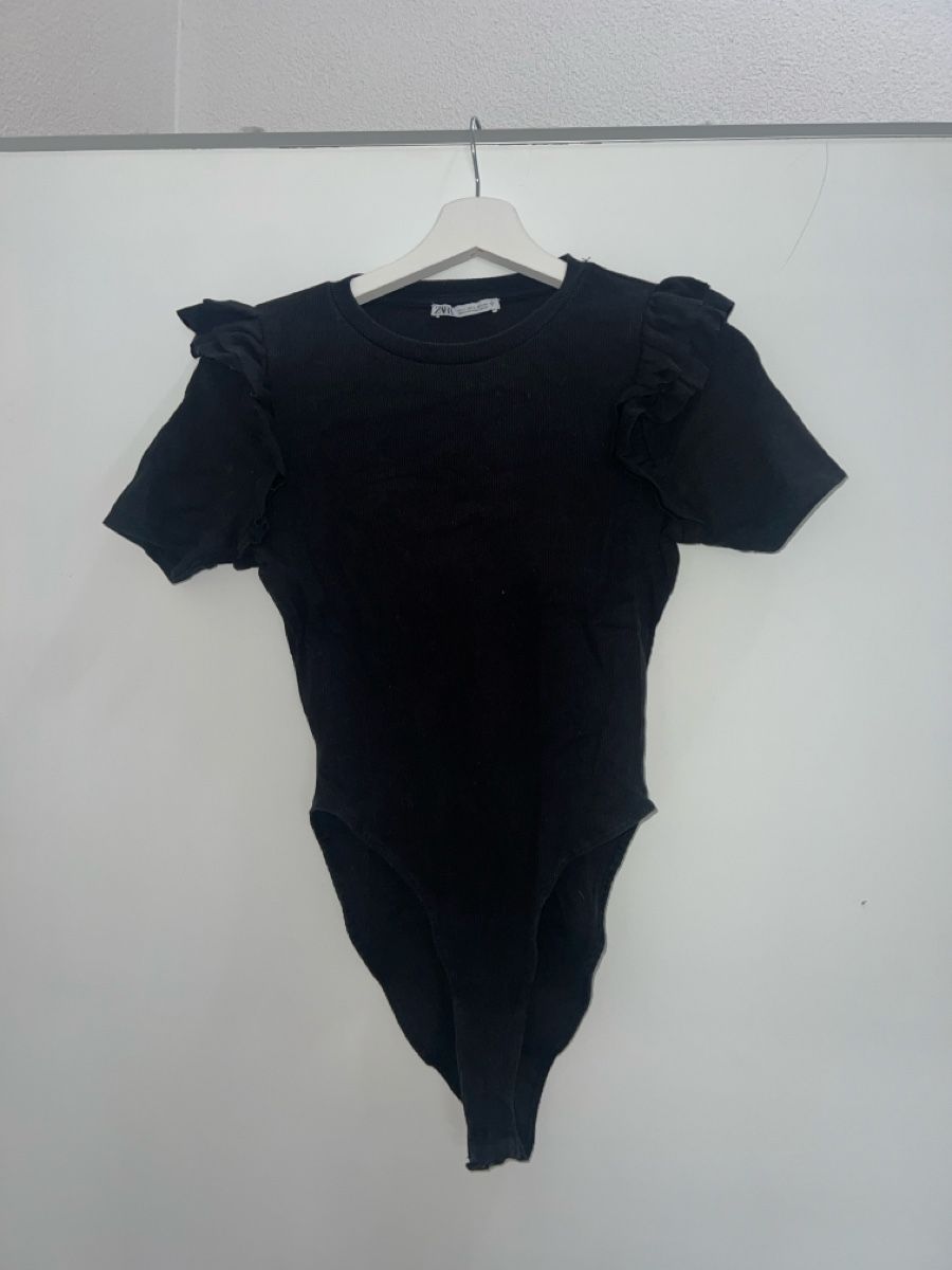 Zara Tops: Schwarzer Zara Body mit Rüschenärmeln! – Gebraucht aus Luzern von Whateverr