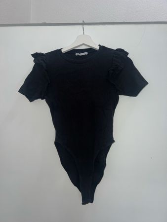 Schwarzer Zara Body mit Rüschenärmeln!