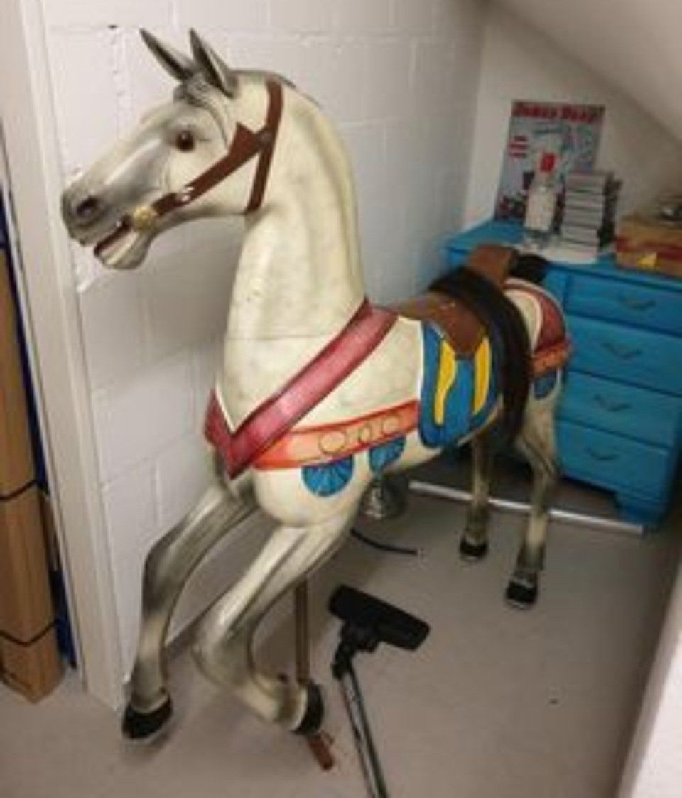 Figuren: Karusellpferd – Gebraucht aus Killwangen von Marmelrina
