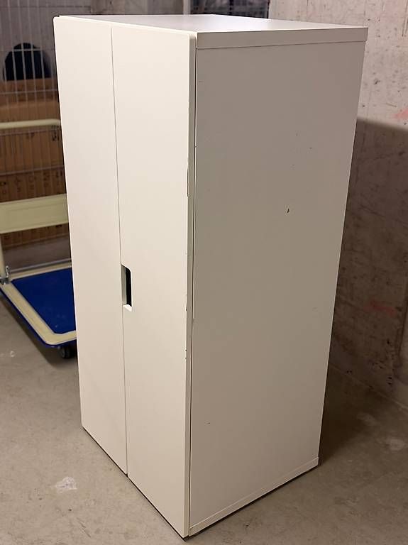 Schränke: Schrank mit Gebrauchspuren – Gebraucht aus Zürich von ziv_w2v8
