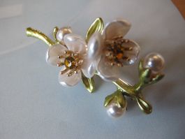 Hübsche Blüten Brosche mit Perlen