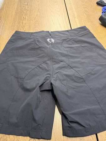 Damen Shorts schwarz Grösse 38 gut erhalten