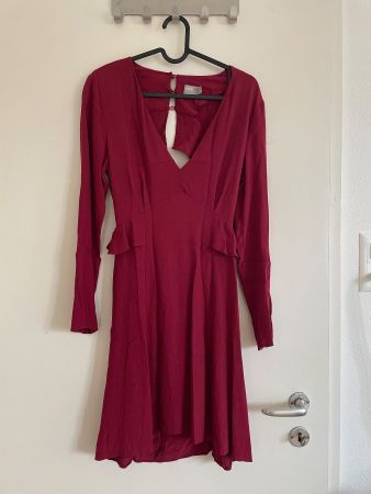 Weinrotes Asos Kleid