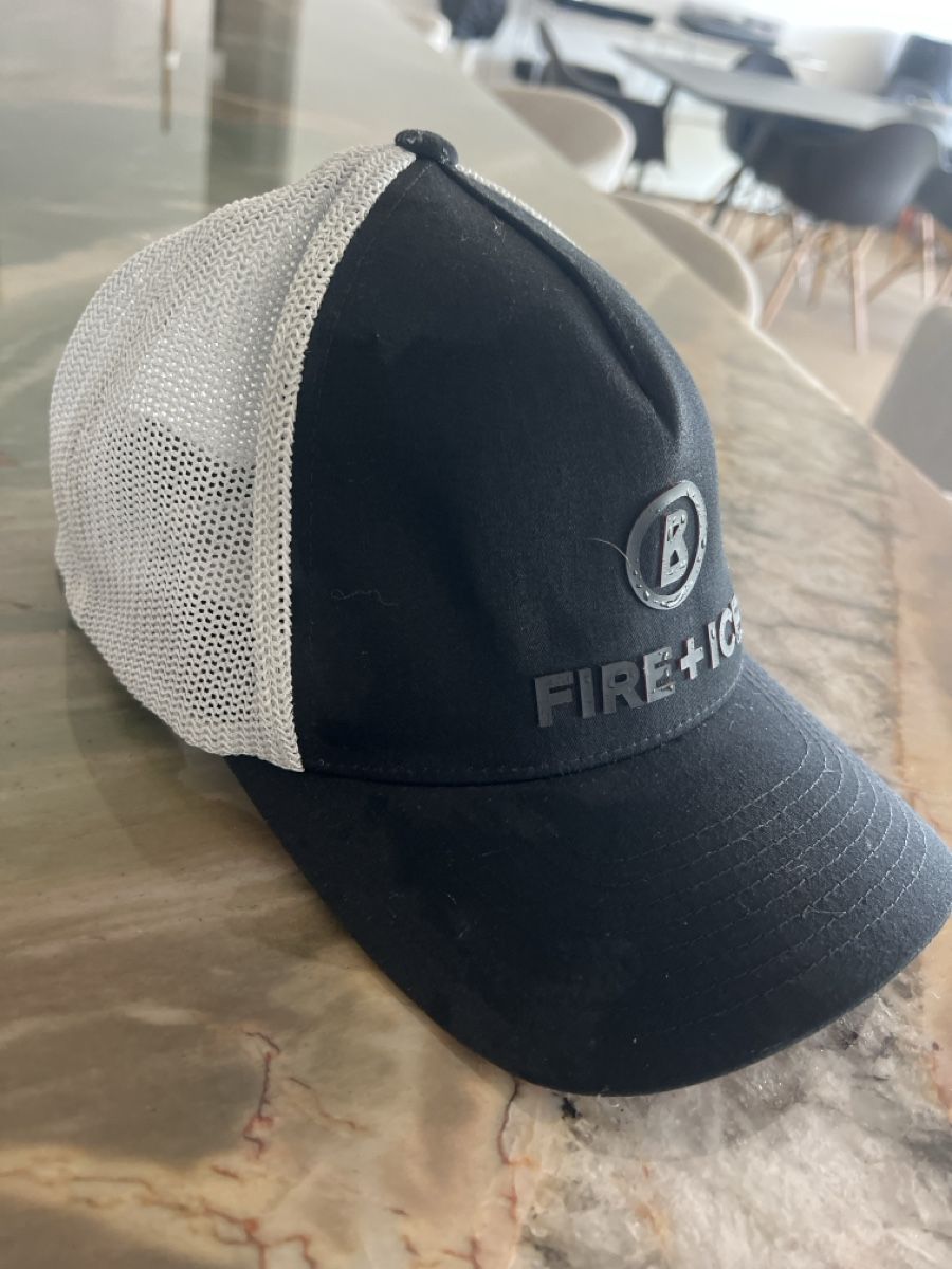 Autres vêtements & accessoires: Cap Trucker 110 Flexfit FIRE+ICE Black/White Mesh Size 8 – D'occasion à Oberägeri par rus_7vhx